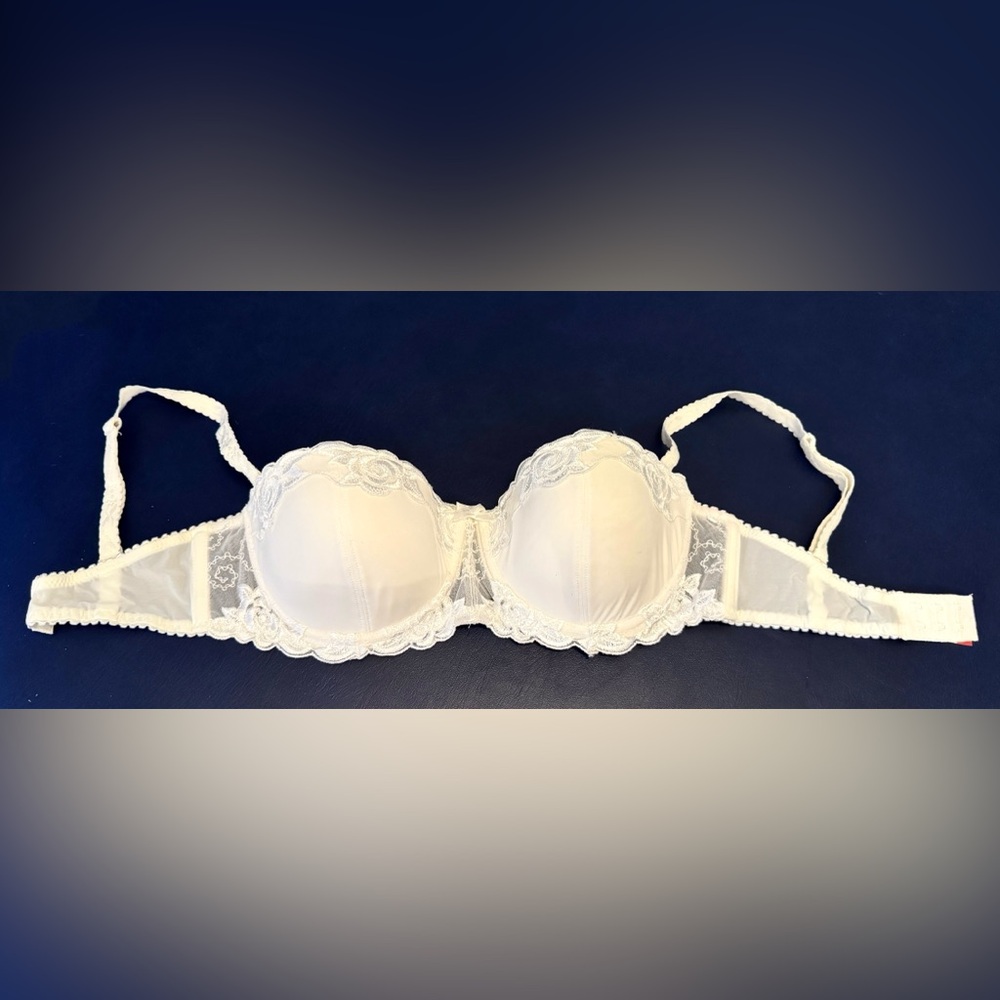 Triumph Ivory Lace Molded Cup Underwire Bra EU 75C / 34C (converts to strapless)
